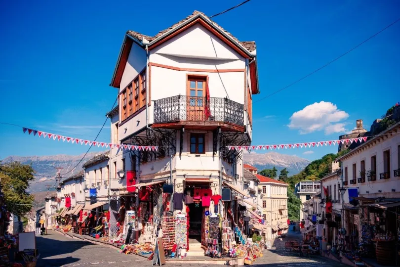 Een gekleurde straat met vlaggen in Gjirokaster, Albanië.