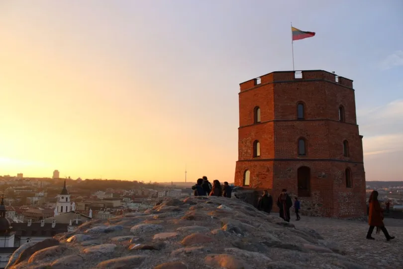 Uitzicht over de stad naast de toren van een kasteel in Vilnius, Litouwen.