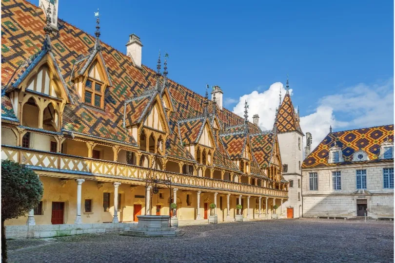 Het middeleeuwse ziekenhuis hotel Dieu in Beaune met typische gekleurde dakpannen uit de Bourgondische middeleeuwse gotische architectuur.