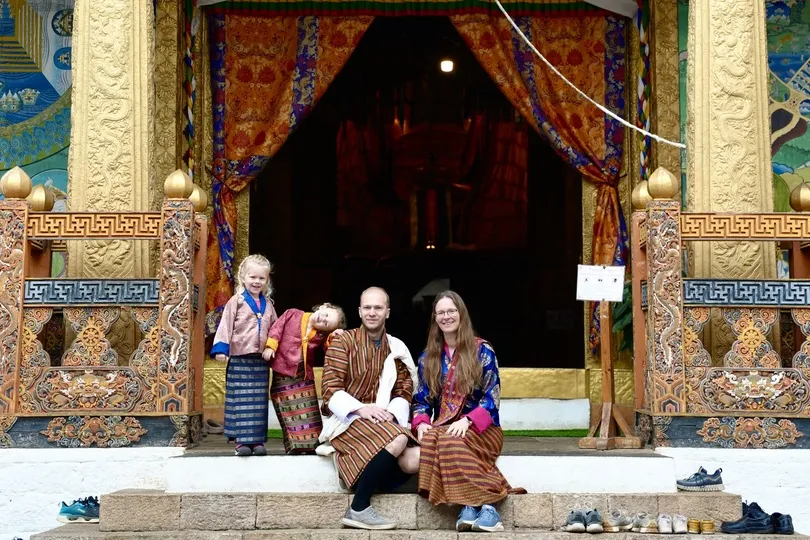 Familie poseert in Bhutan.