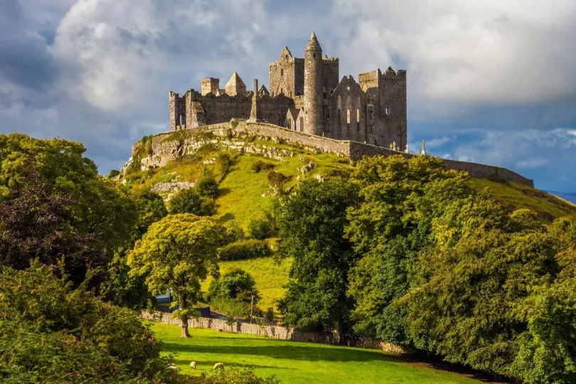 Een kasteel op de rots van Cashel in Ierland.