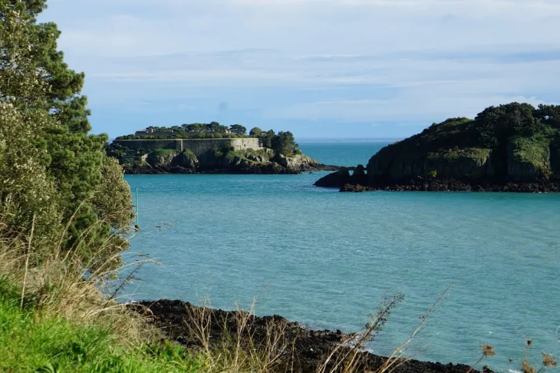 Een eiland in een blauwe zee met een fort erop, in Bretagne, Frankrijk.