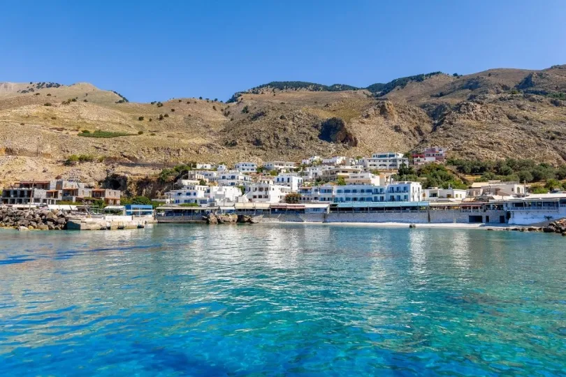 Een blauwe zee aan de haven van Loutro op Kreta.