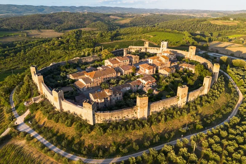 Toscane - luchtfoto van Monteriggioni gebouwen met natuur in de provincie Siena.