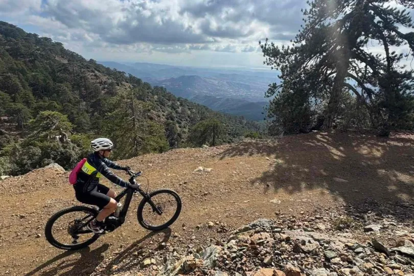Mountainbiker in berggebied van Cyprus, wandel- en fietsvakantie Cyprus.