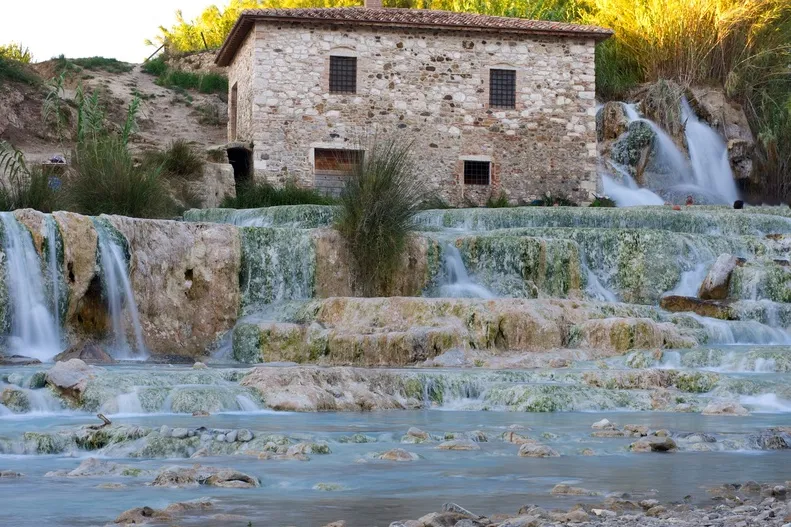 Toscane - thermale baden in Maremma met een stenen huisje.