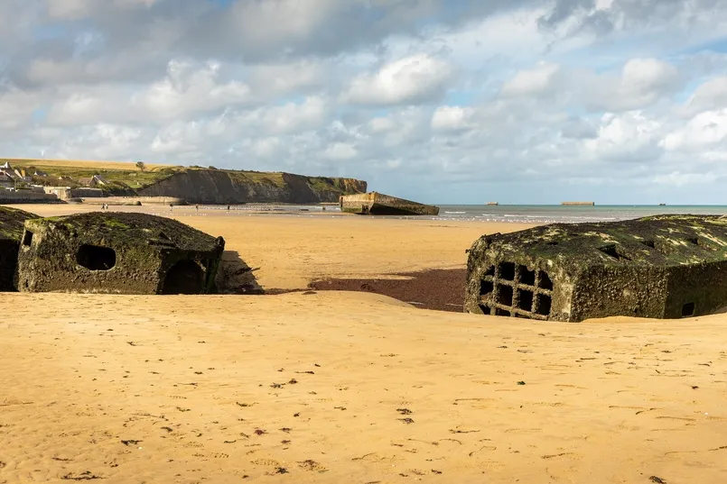 Restanten van Tweede Wereldoorlog op de Arromanches stranden in Normandië.