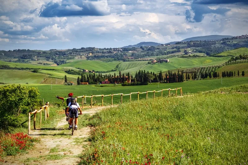 Toscane - fietsers in het landschap Via Francigena.