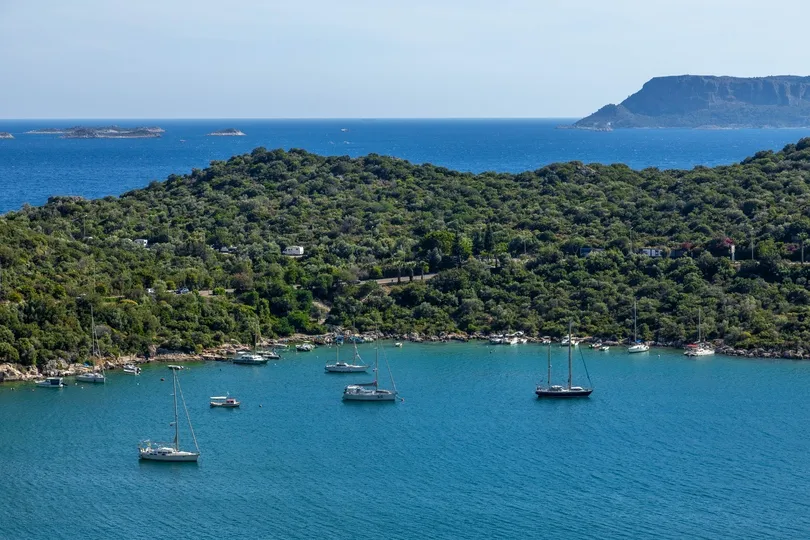 De kust van Çukurbağ in Turkije. 