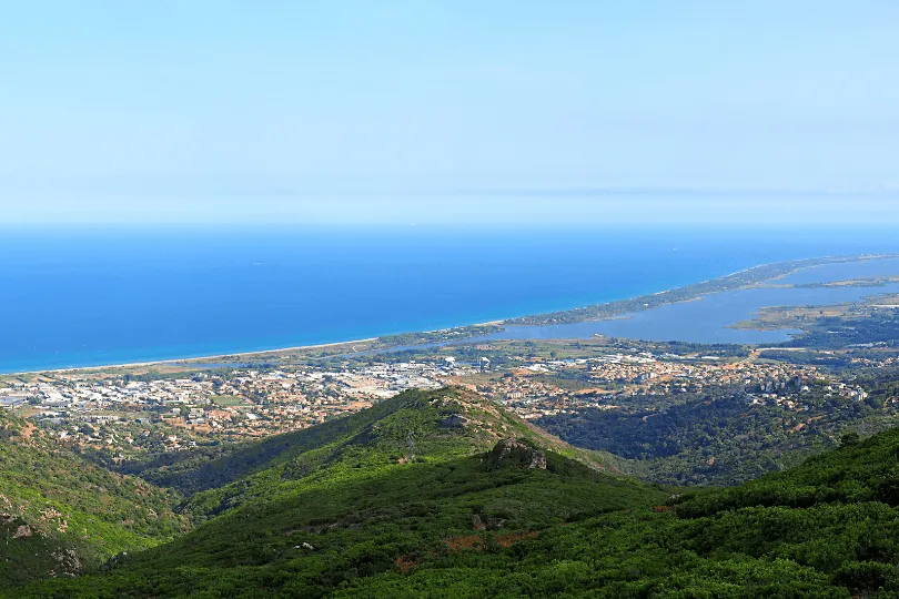 Uitzicht op Bastia vanuit Cardo met een strak blauwe lucht en de haven.