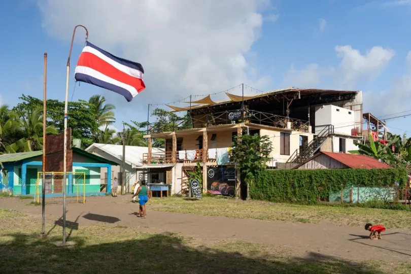 Een voetbalveldje met de Costa Ricaanse vlag in Tortuguero.