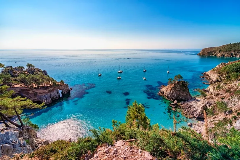 Kust van Crozon in Bretagne met ruige kliffen en helderblauwe zee.