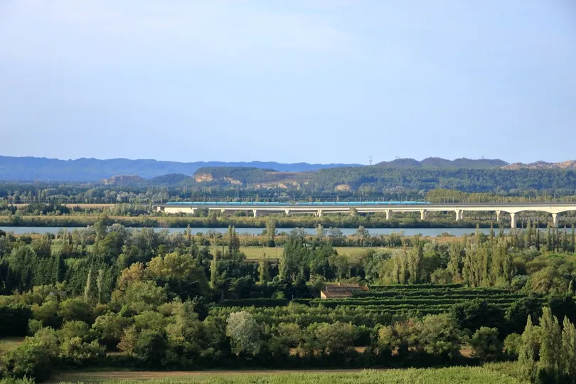 De Lange brug Viaduc Double Ferroviaire over de Rhône voor TGV treinen in de buurt van Avignon in de Provence, Frankrijk