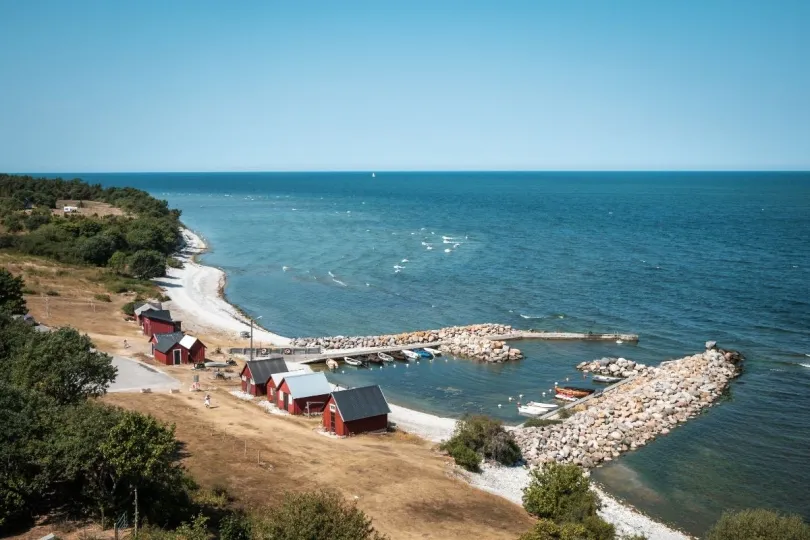 Rode huisjes in een haventje in Gotland, Zweden.