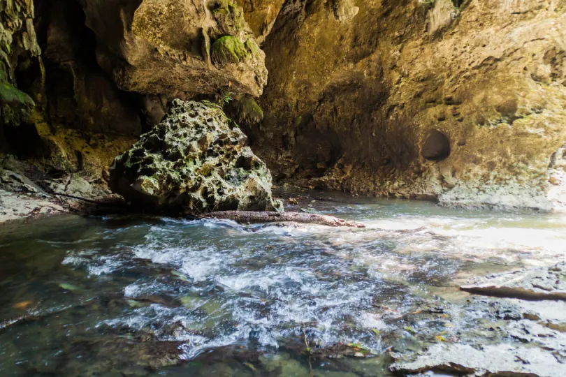 Een rivier stroomt door een grot in Guatemala.