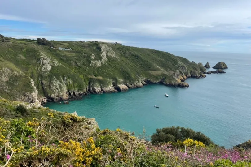 Uitzicht op de zee vanaf Guernsey, Kanaaleilanden.