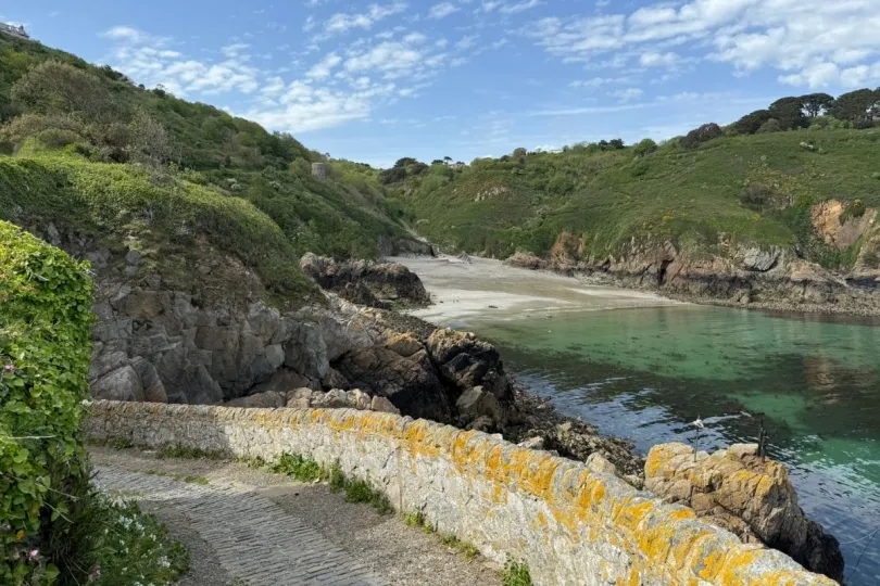 Een wandelpad leidt naar een mooie baar op Guernsey, één van de Kanaaleilanden.