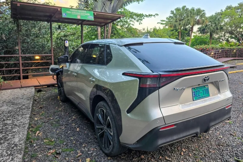 Een elektrische toyota wordt opgeladen in Costa Rica.