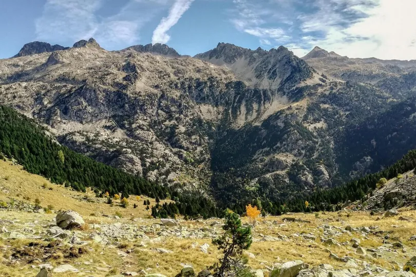 Rotsige bergtoppen rijzen uit boven de groene vallei bij Panticosa.