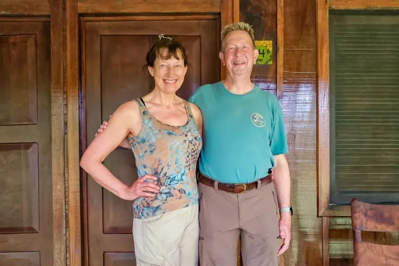 Froukje en Robert-Jan bij een accommodatie in Costa Rica.