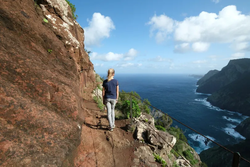 Wandelen langs een bergpad met uitzicht op de ruige kust van Madeira