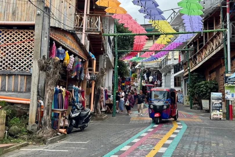 Tuk tuk rijdt door San Juan La Laguna in Guatemala