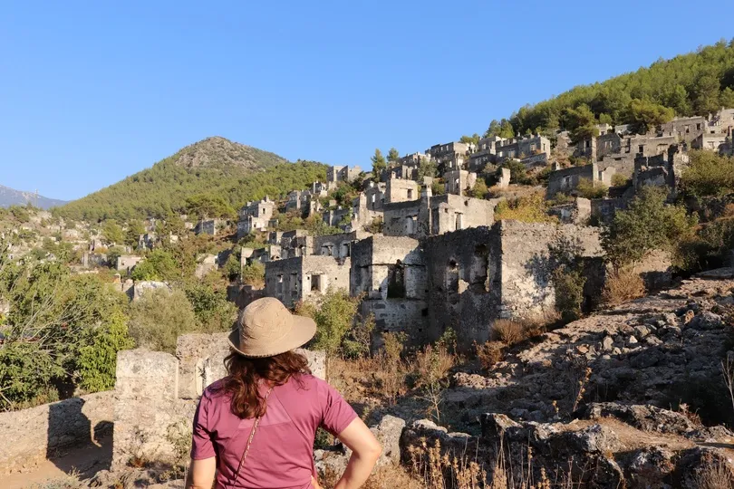 Wandelaar in Kayaköy in Turkije.