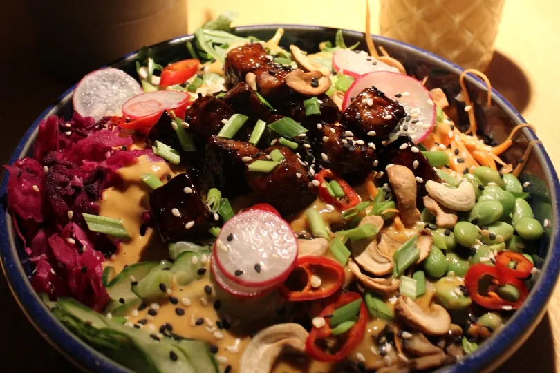 Veganistische poke bowl.