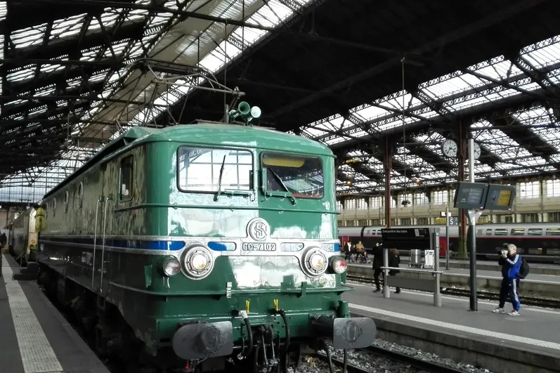 Trein op een spoor op het treinstation Parijs.