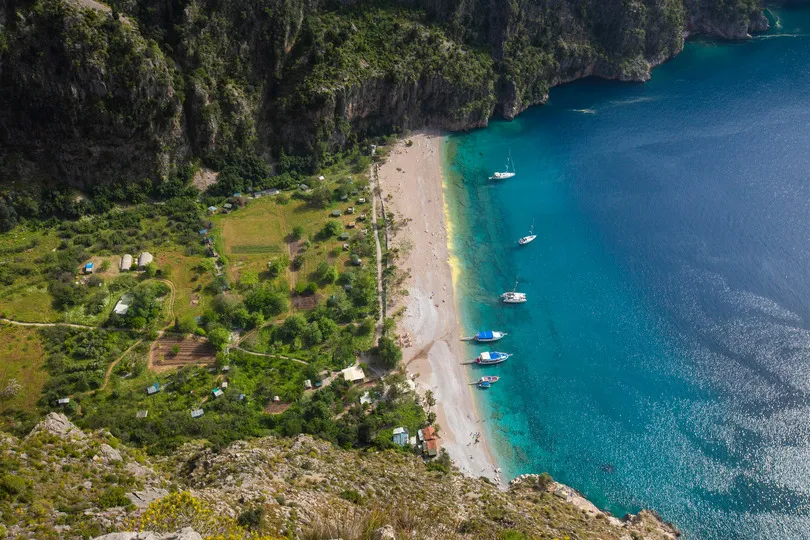 De blauwe zee bij de vlindervallei in Turkije.