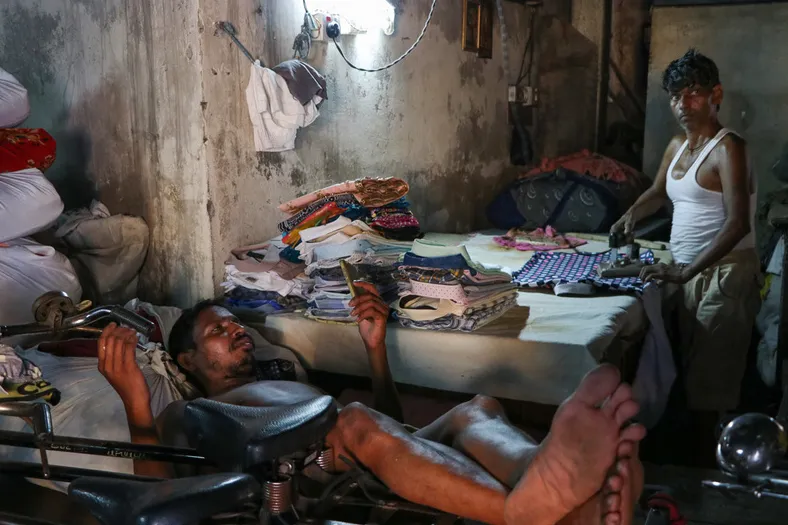 5 redenen om wel naar India te gaan - twee mannen in de straten van India.
