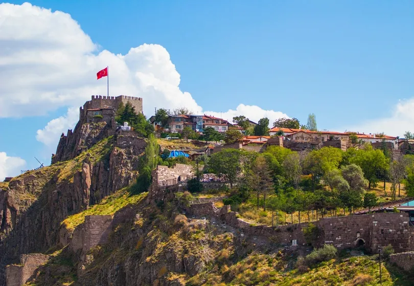 Uitzicht op de citadel van Ankara op een rots en heuvel.