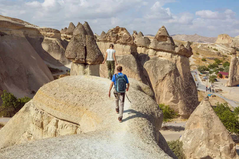 Mensen die lopen over de rotsen van Cappadocia in Turkije.