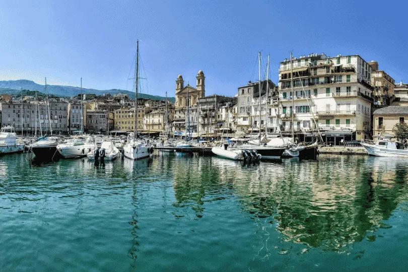Boten in de haven van Bastia met de oude stad op de achtergrond.