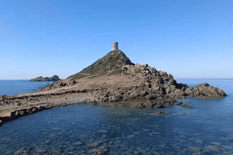 La Parata met Genuese toren aan de kust van Corsica.