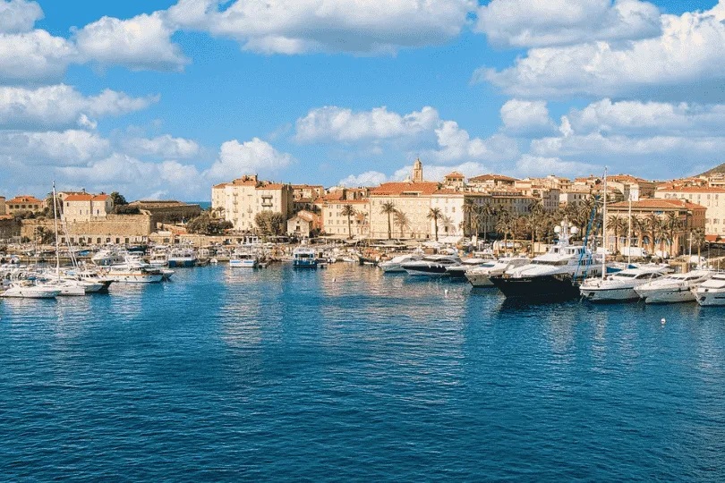 achthaven van Ajaccio met uitzicht op de oude stad.