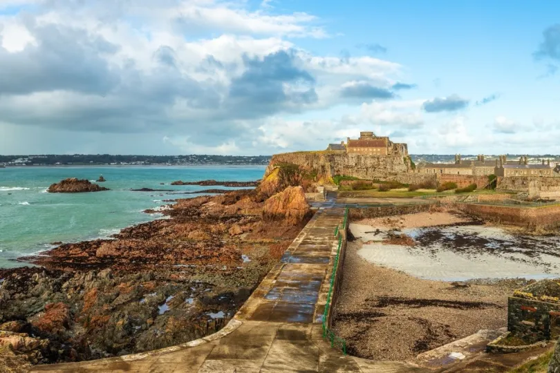 Het kasteel Elizabeth bij laag water op Jersey, een van de Kanaaleilanden.