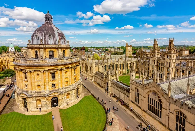 De Radcliffe Camera, omringd door historische universiteitsgebouwen in Oxford.