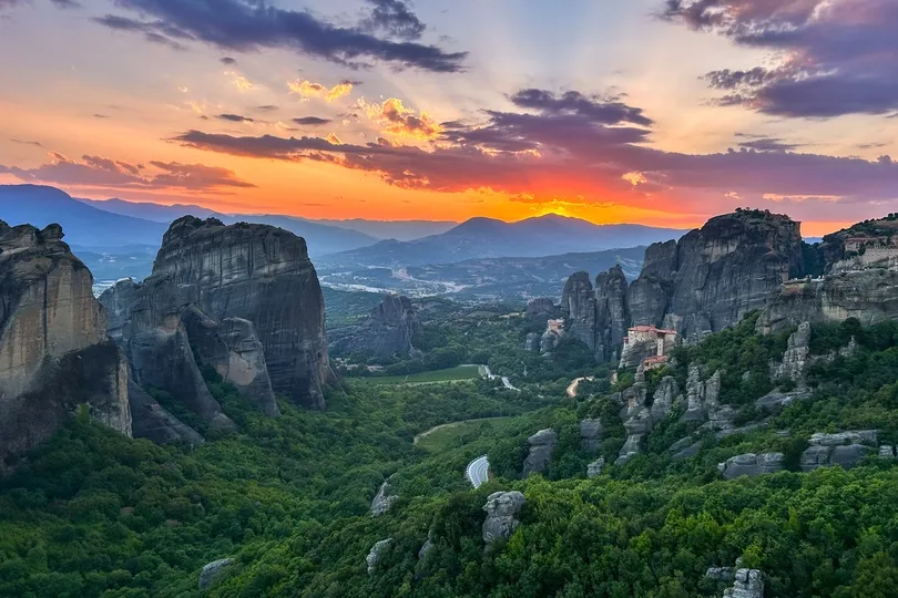 Meteora in Griekenland met mooie zonsondergang.