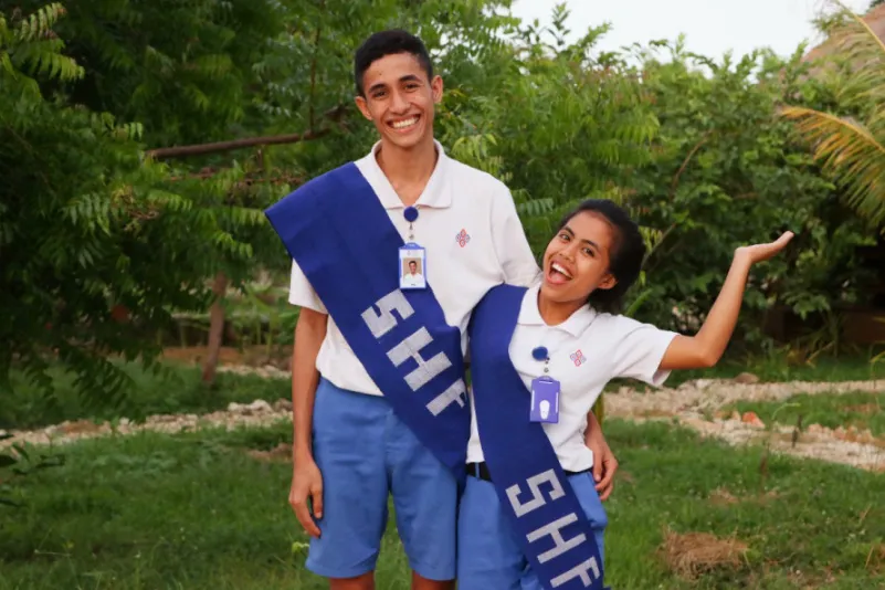 Sumba Hospitality Foundation - twee scholieren poseren voor de camera.