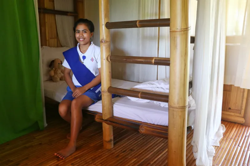 Sumba Hospitality Foundation - scholier in een kamer.
