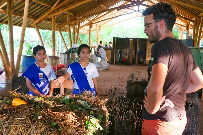 Hospitality foundation Sumba - reiziger met scholieren.
