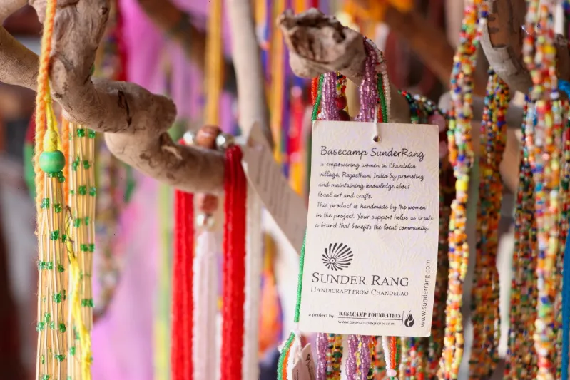 Boomtakken met sieraden in het India Arts and Crafts Center LIMITED RIGHTS DAISY.
