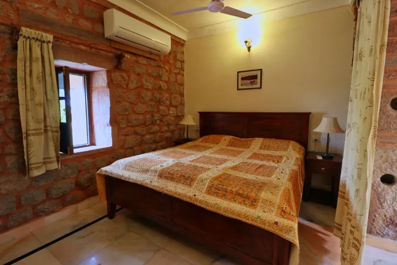 Een kamer met een bed in India Rajasthan - LIMITED RIGHTS Daisy.