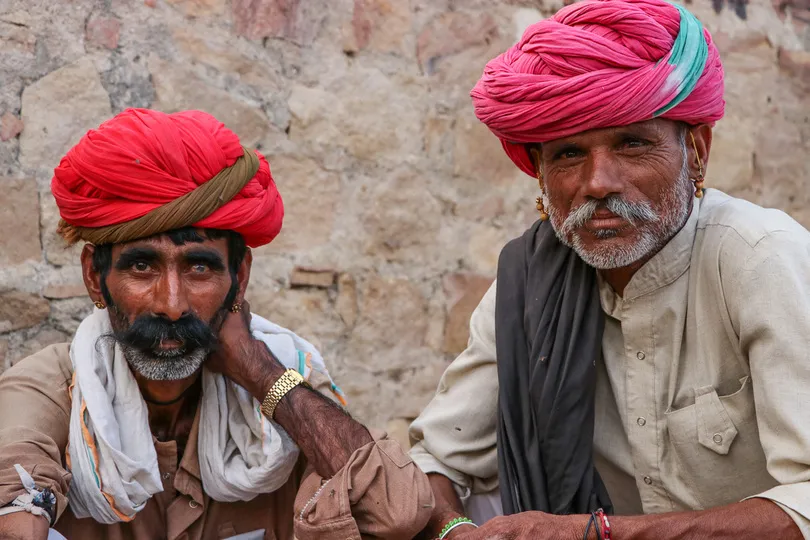 Incredible India - twee zittende lokale mannen.