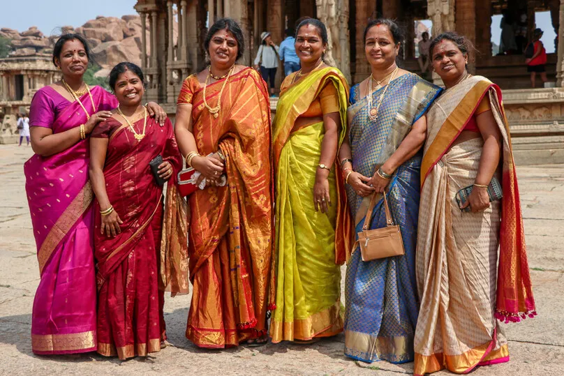 Veiligheid - India vrouwen met gekleurde traditionele kleding.