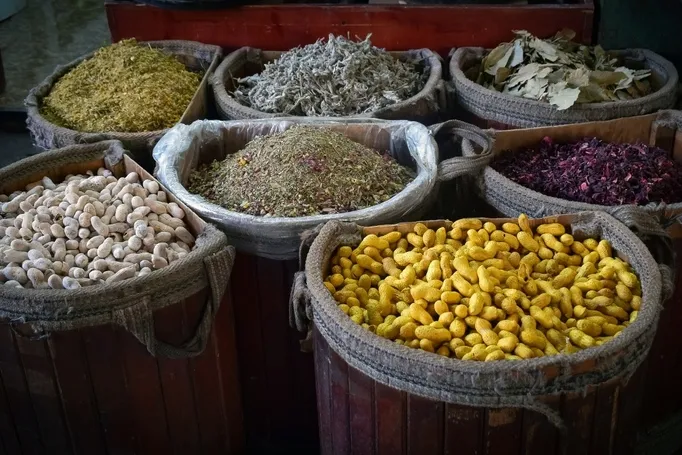 Kookworkshop Jordanië - manden met kruiden en ingrediënten.