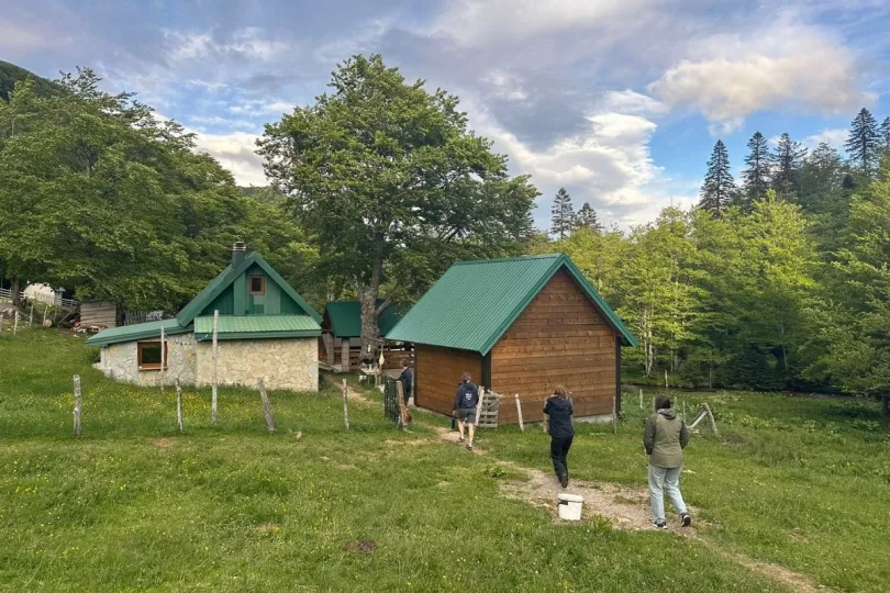 Een paar mensen lopen naar katun Senica in Montenegro.