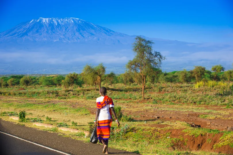 Vrouw wandelt naar de Kilimanjaro in Tanzania. 