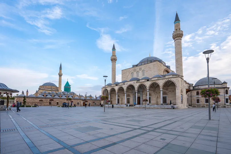 Het Mevlana Museum in Konya met een grote moskee en twee minaretten.